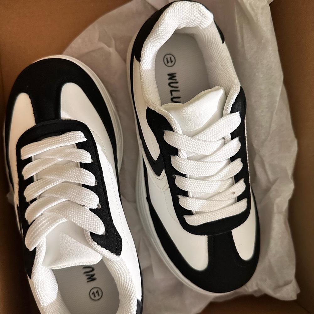 Ulu Kids Sneakers in Black and White